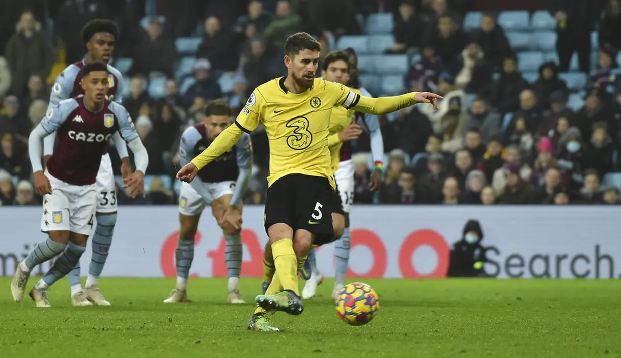 Pemain Chelsea Jorginho mencetak gol ke gawang Aston Villa melalui tendangan penalti pada pertandingan sepak bola Liga Inggris di Villa Park, Birmingham, Inggris, Minggu (26/12/2021). Chelsea menang 3-1. (AP Photo/Rui Vieira)