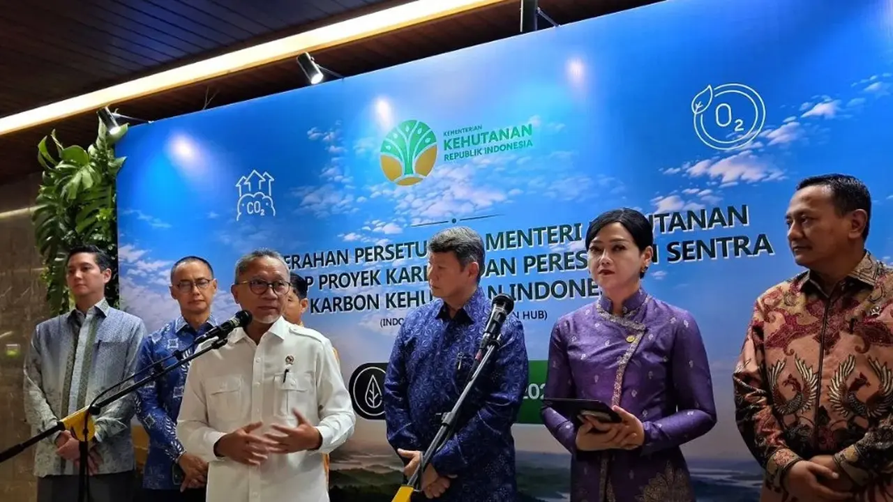 Menko Pangan Zulkifli Hasan memberikan keterangan pada media usai peresmian Sentra Karbon Kehutanan Indonesia di Jakarta.