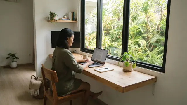 Ruang Kerja di Rumah dengan Meja Menempel Pada Dinding