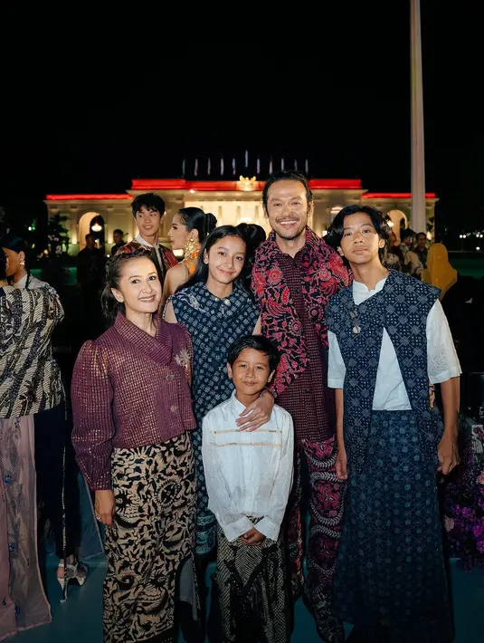 Rasa bangga pun memenuhi hati mereka. Tak hanya karena mengenakan busana yang indah, tetapi juga menunjukan indahnya batik Gedog Tuban di Istana Negara. [Foto: Instagram/widimulia]