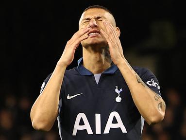 Pemain Tottenham Hotspur, Richarlison, tampak kecewa setelah gagal mencetak gol ke gawang Fulham pada laga Liga Inggris di Stadion Craven Cottage, Minggu (17/3/2024). The Lilywhites tiga gol tanpa balas. (AFP/Henry Nicholis)