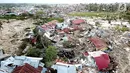 Pantauan udara ratusan rumah terendam lumpur dan tanah di Petobo, Palu Selatan, Sulawesi Tengah, Rabu (3/10). Menurut BNPB, sedikitnya 744 rumah terendam akibat fenomena likuifaksi. (Liputan6.com/Fery Pradolo)