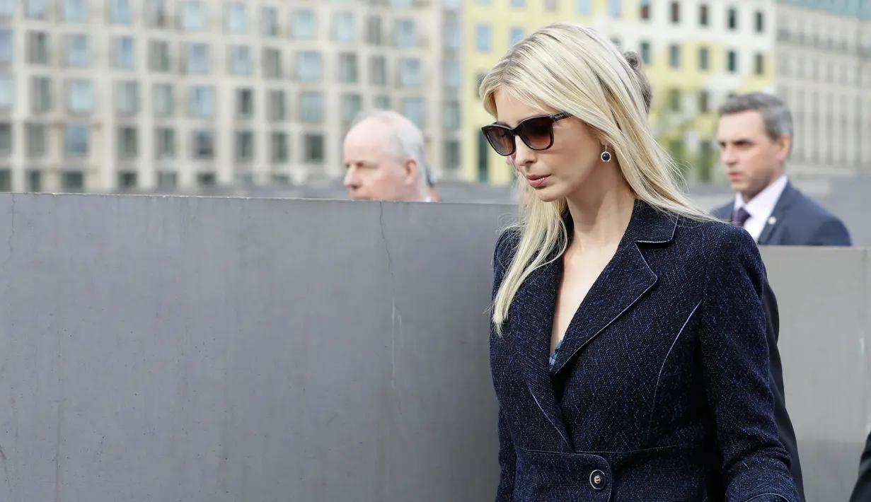 Ivanka Trump berjalan diantara bangunan saat mengunjungi Memorial to the Murdered Jews of Europe di Berlin, Jerman (25/4). Ivanka mengunjungi tempat tersebut usai menghadiri KTT W20. (AP/Micheal Sohn/Pool)
