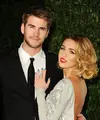 Pelantun lagu 'Wrecking Ball', Miley Cyrus rupanya ingin mempercepat prosesi pernikahan dengan Liam Hemsworth. (AFP/Bintang.com)