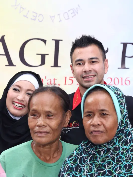 Baru turun dari mobil, suami Nagita Slavina ini langsung dikerubuti oleh ibu-ibu dan anak-anak yang telah menunggunya. (Andy Masela/Bintang.com)