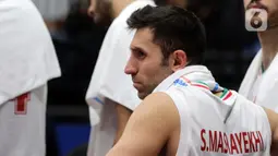 Ekspresi pemain timnas basket Iran, Sajjad Mashayekhi saat jeda laga melawan Spanyol pada penyisihan Grup G FIBA World Cup 2023 di Indonesia Arena, Gelora Bung Karno, Jakarta, Rabu (30/8/2023). Iran kalah 65-85 dari Spanyol. (Liputan6.com/Helmi Fithriansyah)