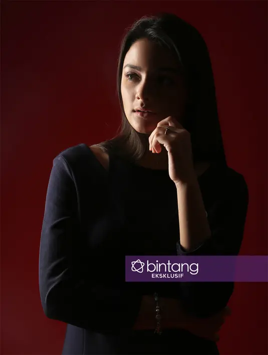 "Tapi aku pernah sempat merasa diusilin akhirnya aku jongkok dan teriak lalu nangis, manggil mami, meram terus. Mungkin hantunya cowok atau cewek kali ya, jadi cemburu sama aku, hahaha," ujar Amanda. (Bambang E. Ros/Bintang.com) 