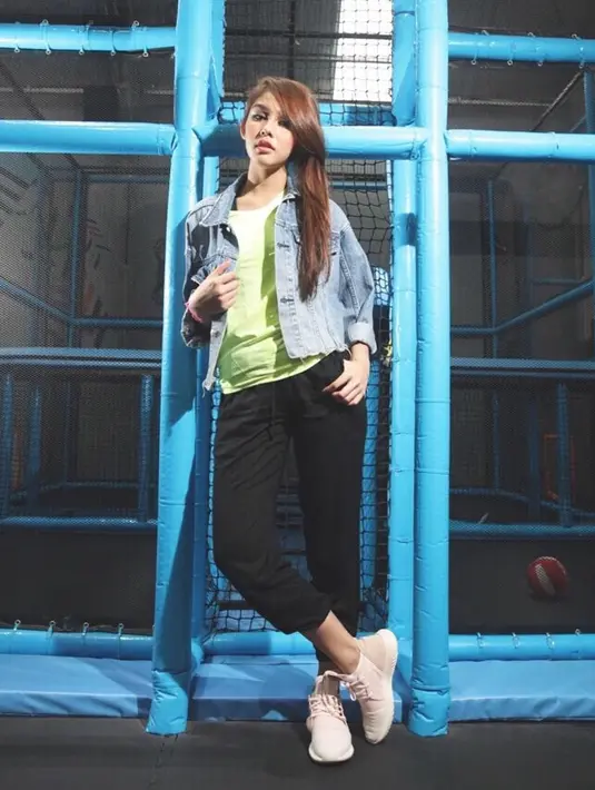 Berkat wajahnya yang cantik, ia juga pernah membintangi salah satu produk kecantikan. (foto: instagram.com/vaneshaass)