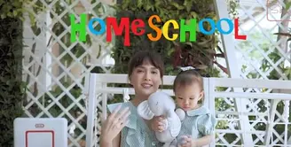 Karena home schooling, guru pun datang ke rumah Shandy Aulia. Untuk tempat sendiri dipilih outdoor. (YouTube/Shandy Aulia)