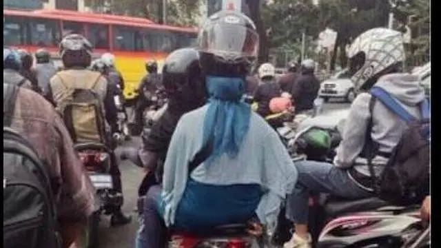 Kumpulan Potret Cara Nyeleneh Ibu-Ibu Memasang Helm Sepeda Motor (ist)