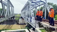 Petugas Daops 3 Cirebon memantau sejumlah titik jalur rawan bencana menyambut arus mudik lebaran 2023. (Istimewa)