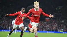 Pemain Manchester United, Alejandro Garnacho melakukan selebrasi setelah mencetak gol kedua timnya ke gawang West Ham pada laga putaran kelima Piala FA 2022/2023 yang berlangsung di Stadion Old Trafford, Manchester, Kamis (02/03/2023) WIB. MU berhasil menang comeback 3-1. (AFP/Lindsey Parnaby)