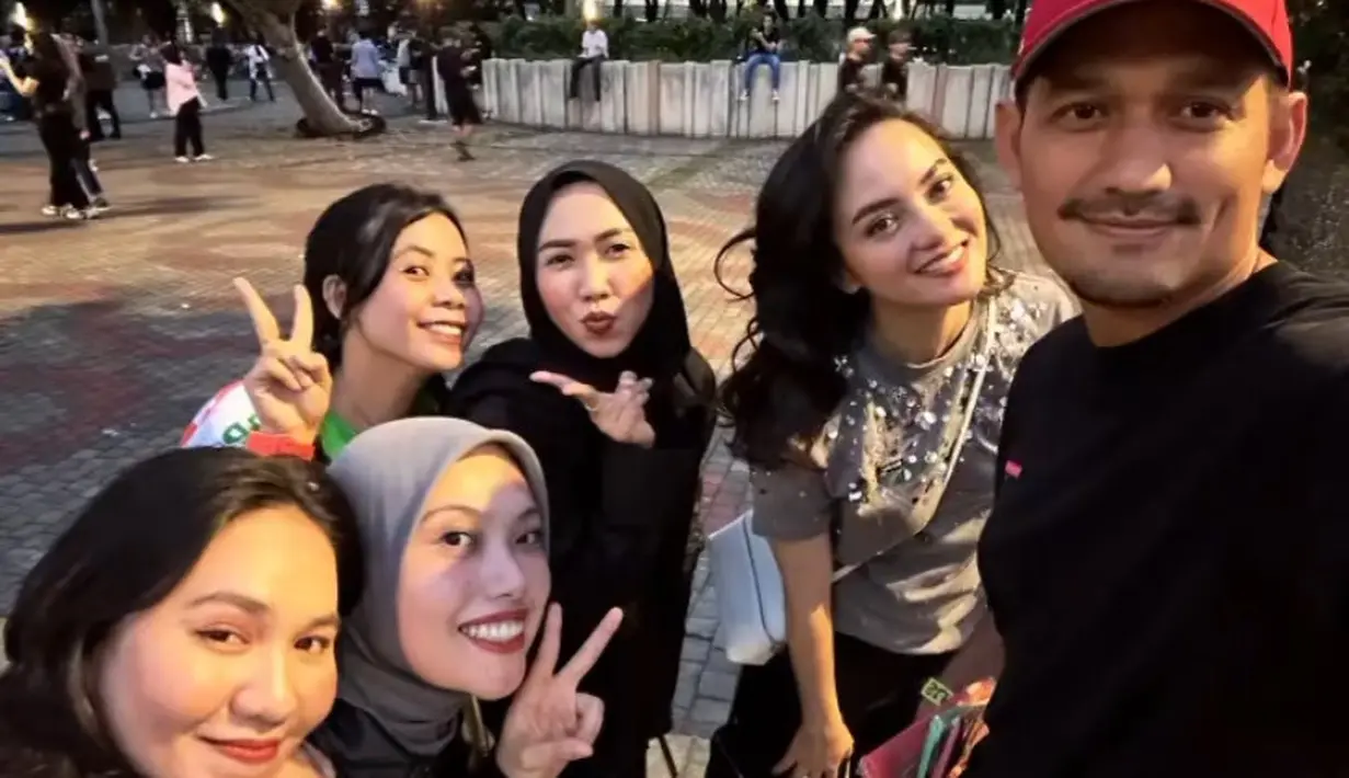 Ririn Ekawati yang mengenakan atasan coklat lengan pendek dengan aksen beads hadir bersama Ibnu Jamil yang mengenakan kaos hitam dan topi merahnya. [@chiwid27]