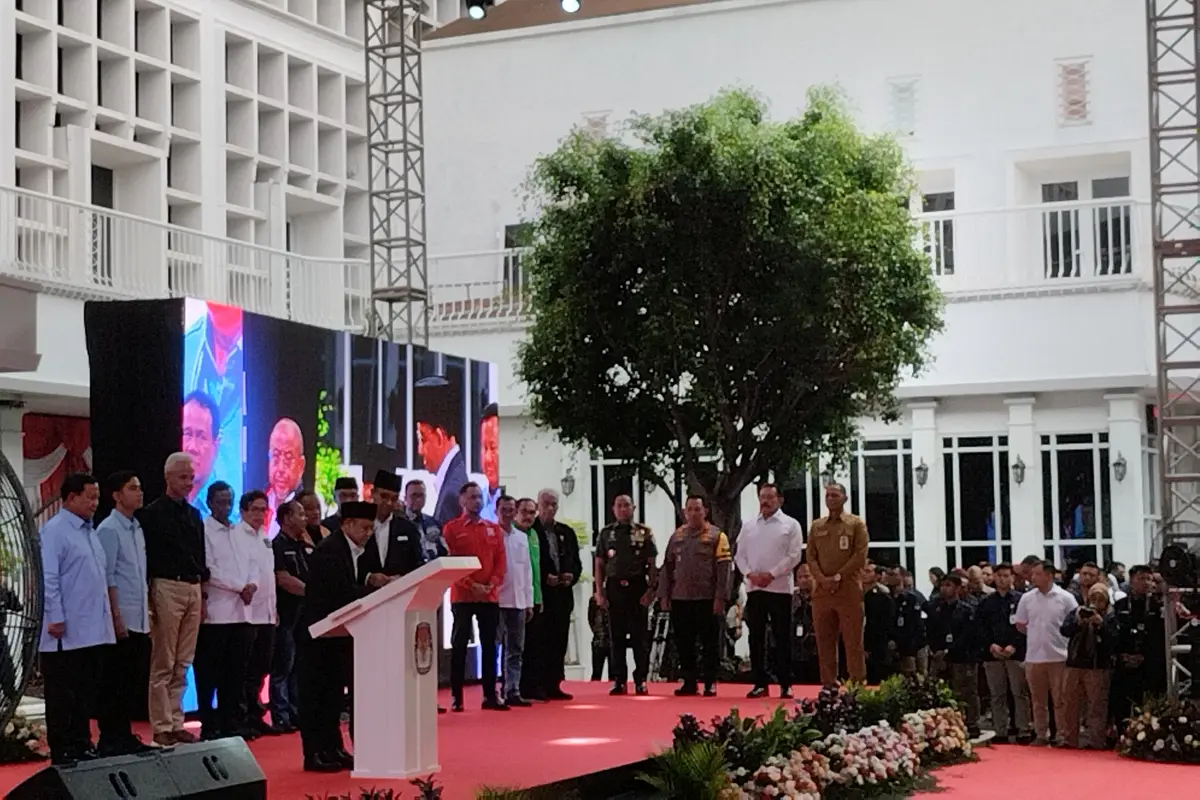 Tiga pasangan capres dan cawapres resmi menandatangani naskah deklarasi Pemilu Damai di KPU RI, Jakarta Pusat (27/11/2023).