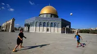 Selain Masjid Al-Aqsa, di wilayah itu adalah Dome of Rock. Dome of Rock ini berbentuk persegi delapan, berkubah emas, dan masih berada di dalam kompleks Masjid Al Aqsa. Bangunan itu bahkan sering disebut sebagai Masjid Al-Aqsa. (AP/Hatem Moussa)