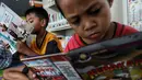 Anak-anak membaca buku di Ruang Perpustakaan RPTRA Kebon Sirih, Jakarta, Kamis (4/4). Gerakan Baca Jakarta ditujukan untuk anak-anak usia 7 hingga 12 tahun. (Liputan6.com/JohanTallo)