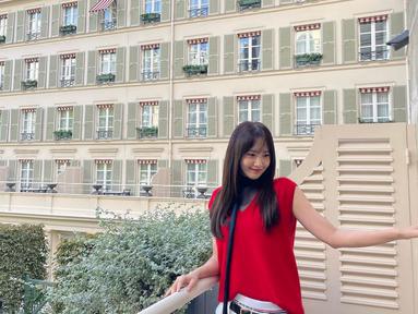 YoonA SNSD diketahui berangkat ke Paris pada 3 Oktober lalu untuk menghadiri peragaan busana Miu Miu. Ia membagikan foto-foto saat menghadiri event ini, dan juga saat berjalan-jalan di ruang publik. (Foto: Instagram/ yoona__lim)
