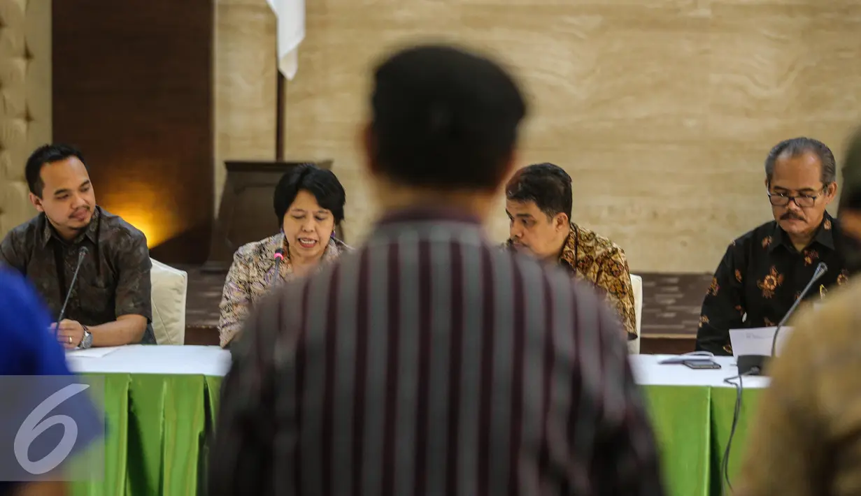 Ketua Pansel Pemilihan Calon Anggota KY, Harkristuti Harkrisnowo mengumumkan peserta yang lolos seleksi Profile Assessment di Kemensesneg, Jakarta, Kamis (9/7/2015).  Sebanyak 18 calon anggota KY lolos tes dari 34 peserta (Liputan6.com/Faizal Fanani) 