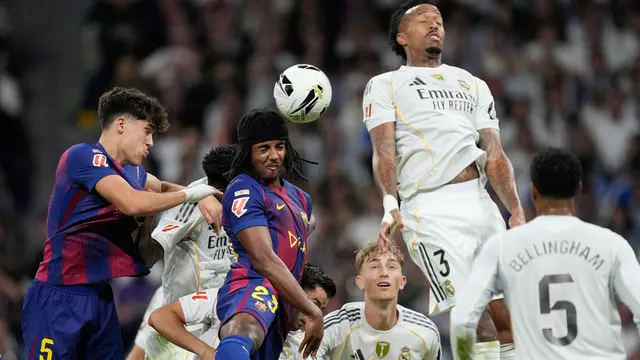 Jules Kounde dari Barcelona menyundul bola dalam pertandingan La Liga melawan Real Madrid