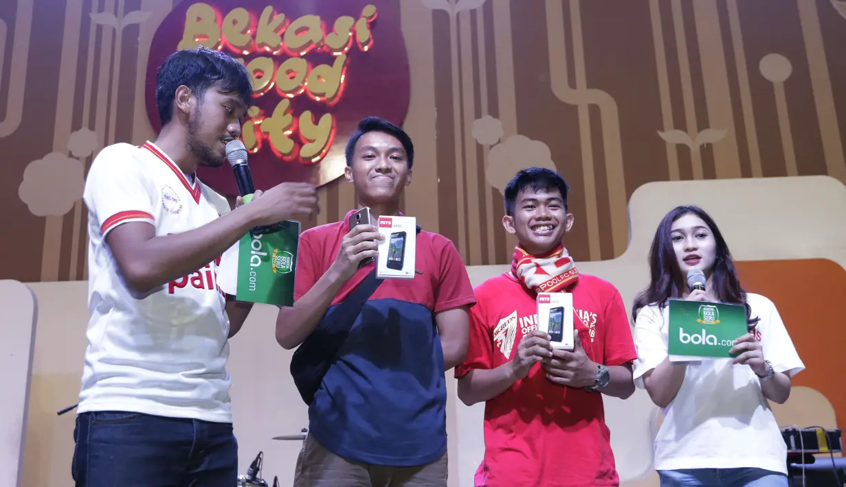 Bola.com juga memberikan hadiah dua buah smartphone kepada dua penonton yang beruntung. (Bola.com/Vitalis Yogi Trisna)