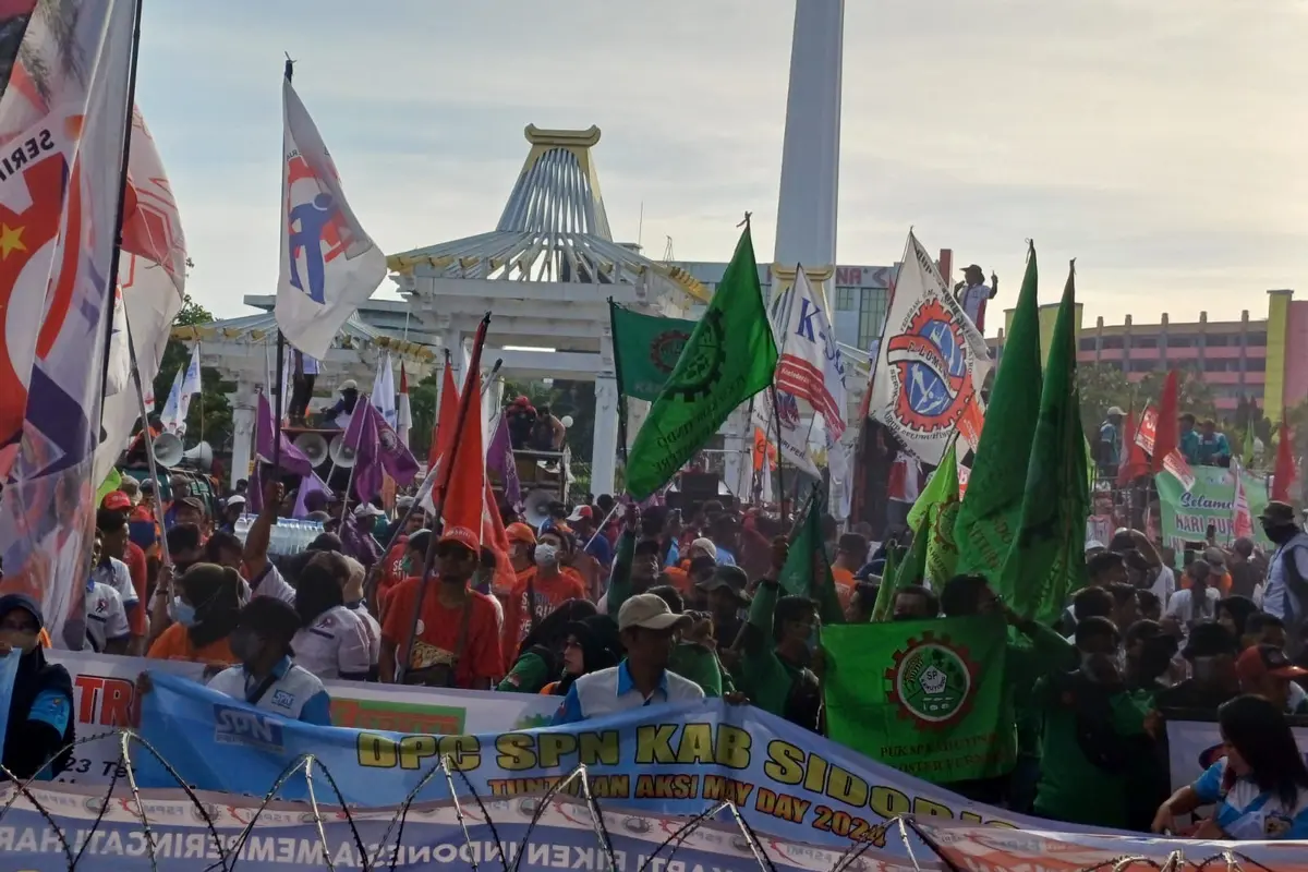 Aksi ribuan buruh memperingati May Day di Kota Surabaya. (Istimewa)