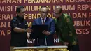 Sekretaris Jenderal KPU RI Bernad Dermawan Sutrisno (kiri), Dirjen Dukcapil Zudan Arif Fakrulloh (tengah), dan Ketua KPU RI Hasyim Asy'ari (kanan) saat penandatanganan perjanjian kerja sama antara Direktur Jenderal Dukcapil Kemendagri dengan Sekretaris Jenderal KPU RI di Gedung KPU, Jakarta, Rabu (29/6/2022). Kerja sama ini mengenai pemanfaatan nomor induk kependudukan, data kependudukan, dan kartu tanda penduduk elektronik dalam pemutakhiran data pemilih. (Liputan6.com/Angga Yuniar)