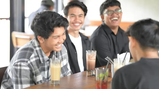 6 Potret Pertemuan Ridwan Kamil dan Pandawara Group, Makan Bareng hingga ke Salon