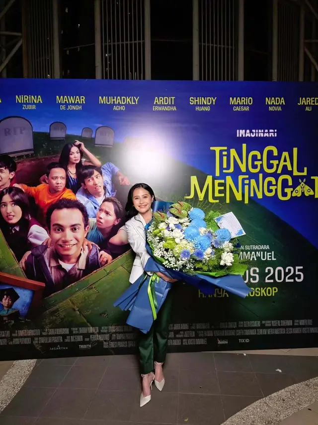 6 Gaya Prilly Latuconsina di Premiere 'Tinggal Meninggal', Kompak Bareng Keluarga Omara Esteghlal