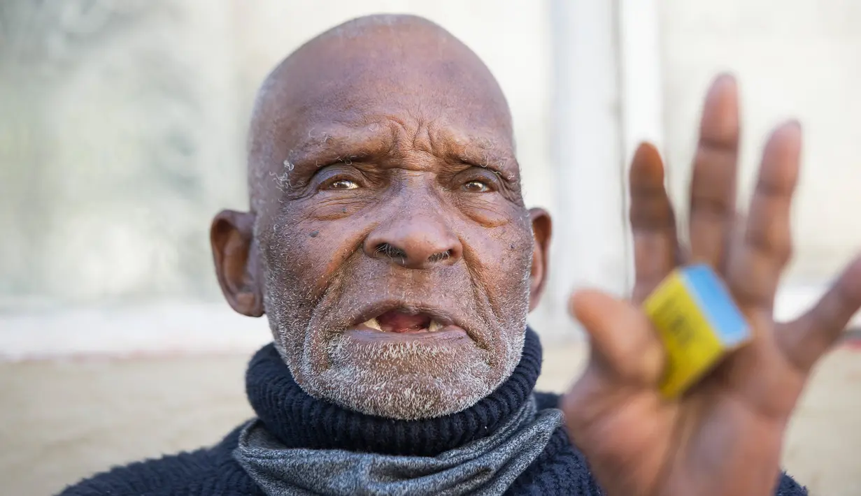 Fredie Blom berbicara tentang ingatannya ketika merayakan ulang tahun ke 116 di rumahnya di Delft, dekat Cape Town, 8 Mei 2020. Menurut 'Oupa' (kakek) Fredie dan kartu identitasnya, ia lahir pada tahun 1904 yang menjadikannya salah satu pria tertua di dunia. (RODGER BOSCH/AFP)
