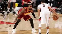 Guard Cleveland Cavaliers, Kyrie Irving (kiri), menjaga guard Portland Trail Blazers, CJ McCollum, pada laga musim reguler NBA 2016-2017 di Moda Center, Portland, Rabu (11/1/2017). (NBA)