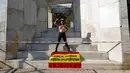 Aktivis perempuan Femen menuliskan "Illegitimate flag" di dadanya dan membawa bendera Spanyol bertuliskan 'Celebrated violence bloody flag' saat unjuk rasa di monumen Konstitusi Spanyol 1978 di Madrid, (11/10). (AFP Photo/Oscar Del Pozo)