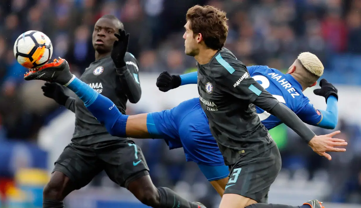 Gelandang Leicester City, Riyad Mahrez (tengah) berusaha mengontrol bola dari kawalan dua pemain Chelsea, N'Golo Kante dan Marcos Alonso saat bertanding pada perempatfinal Piala FA di stadion King Power, Inggris (18/3). (AP Photo / Frank Augstein)