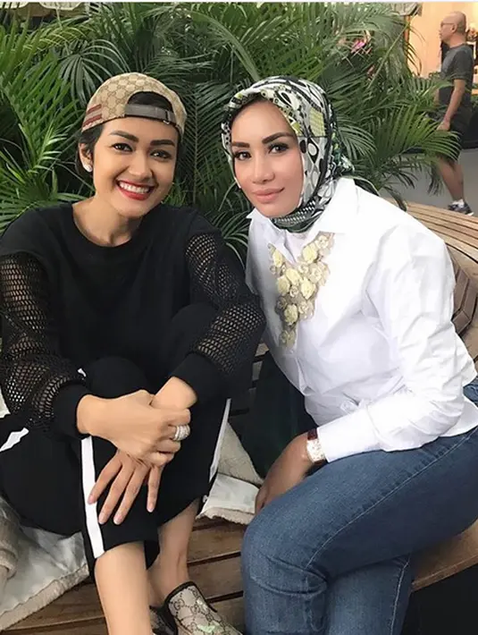 "Gw demen nih, jd diri sendiri itu lbh baik drpd sok2an nutup sana sini tp kerjaan ngomongin orang trs. Semangat mba." Tulis put_gram. "Semoga Allah memberikan mu hidayah dan kembali berhijab @shintabachir86_real," tulis nurmalinidede. 