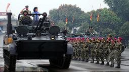 KSAL  Laksamana Ade Supandi saat memeriksa pasukan, Cilandak, Jakarta Selatan, Kamis (2/4/2015). Ade Supandi mendapat gelar Warga Kehormatan Korps Marinir. (Liputan6.com/Yoppy Renato)