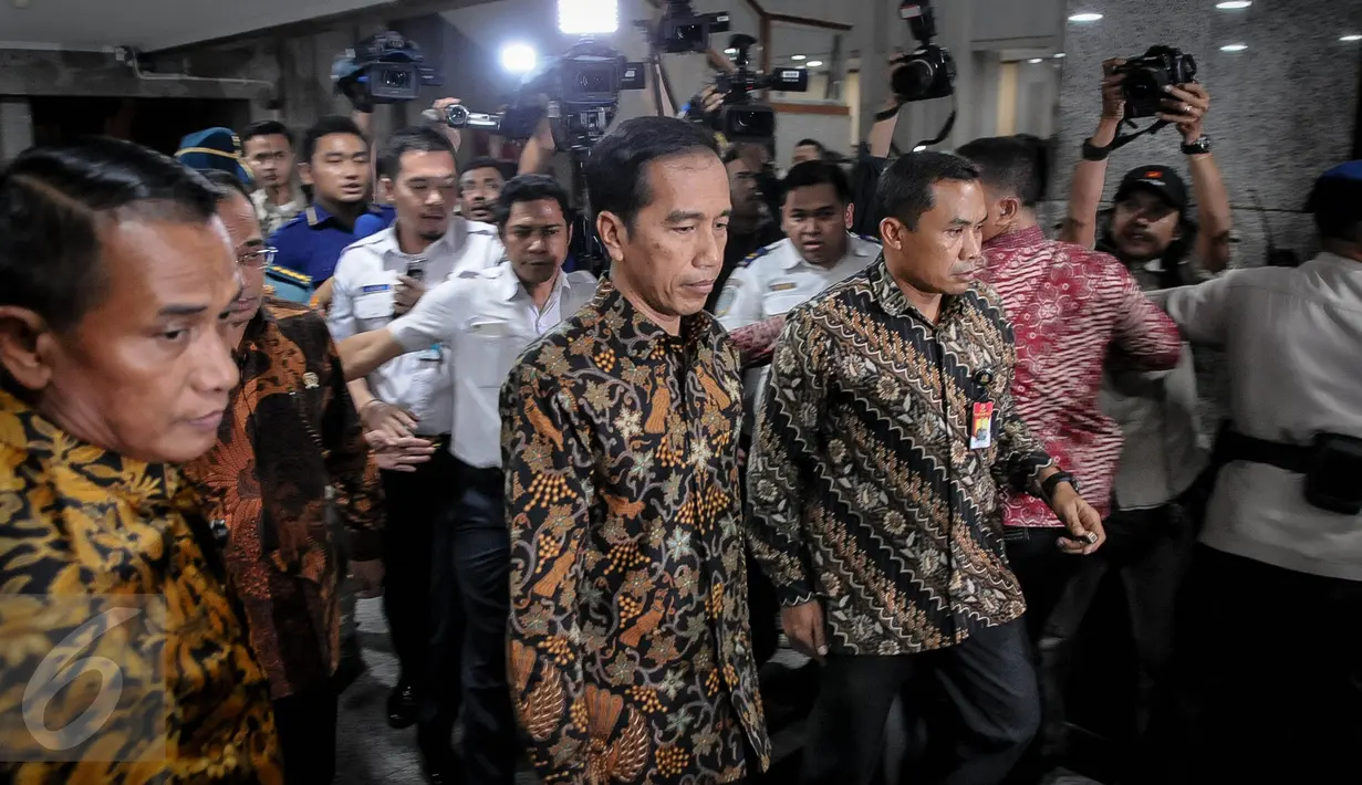 Presiden Jokowi mendatangi kantor Kementerian Perhubungan, Jakarta, Selasa (11/10).  Jokowi mendatangi Kemenhub saat Operasi Tangkap Tangan (OTT) yang dilakukan Polri terkait praktek pungli perizinan kapal. (Liputan6.com/Faizal Fanani)