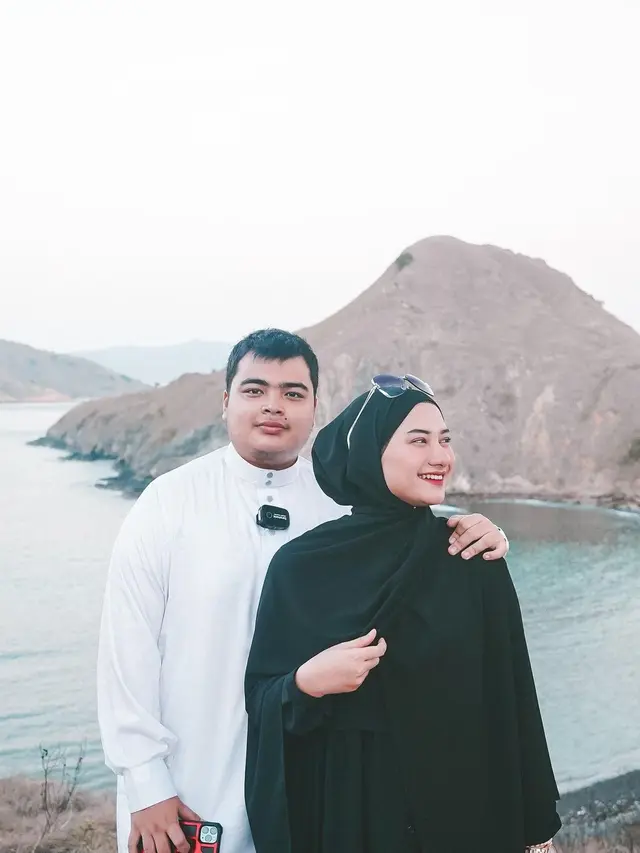 Potret kenangan almarhum Ameer Azzikra bersama sang istri, Nadzira Shafa. (Foto: Instagram @enazirashf_)
