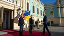 Presiden Joe Biden (kanan) disambut oleh Presiden Ukraina Volodymyr Zelensky dan istrinya Olena, ketika tiba di Istana Mariinsky, Kyiv, Ukraina pada tanggal 20 Februari 2023. - Presiden AS Joe Biden menjanjikan peningkatan pengiriman senjata untuk Ukraina selama kunjungan mendadak ke Kyiv pada 20 Februari 2023, di mana ia juga menjanjikan komitmen Washington dalam membela integritas teritorial Ukraina. (Evan Vucci/POOL/AFP)