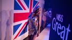 Salah satu kontestan dalam kompetisi Miss Great Britain meninggalkan panggung usai berpartisipasi dalam final Miss Great Britain 2025/26 yang diadakan di venue Athena, Leicester, Inggris, pada Jumat 17 Oktober 2025. (Oli SCARFF/AFP)