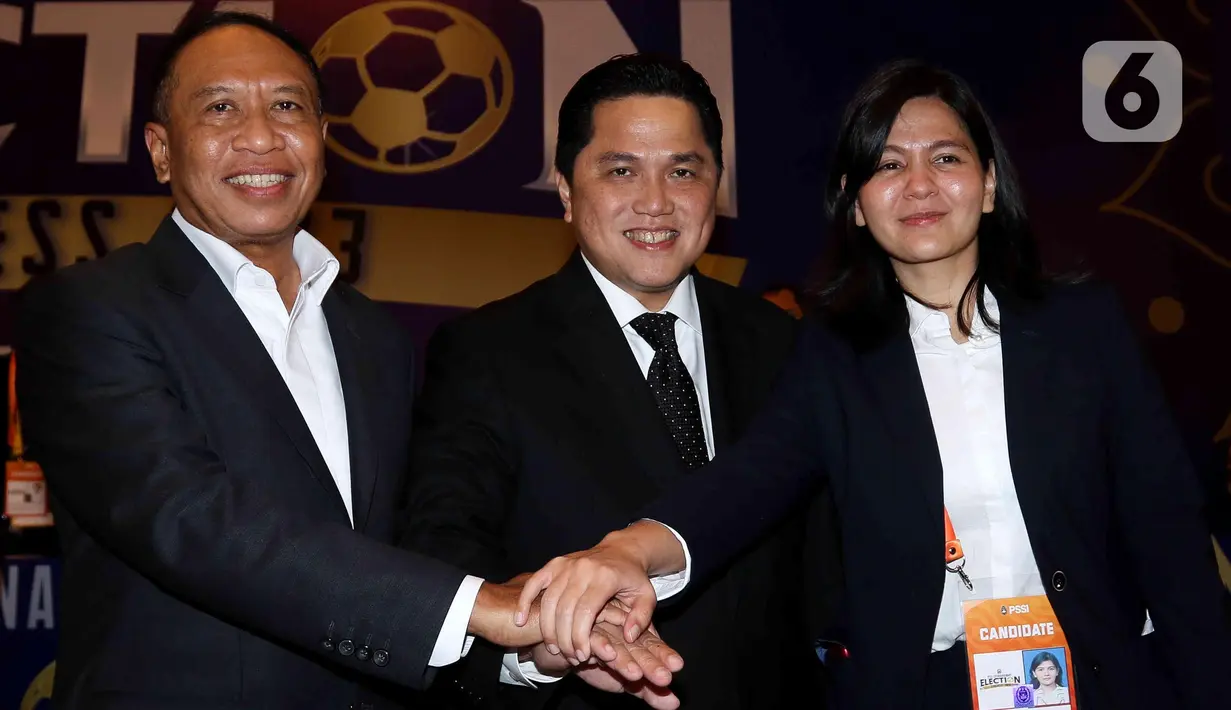 Ketua Umum PSSI periode 2023-2027 Erick Thohir (tengah) bersama Wakil Ketua Umum PSSI ll Zainudin Amali (kiri) dan Wakil Ketua Umum PSSI l Ratu Tisha (kanan) bertumpu tangan saat Kongres Luar Biasa Persatuan Sepak Bola Seluruh Indonesia (KLB PSSI) 2023 di Jakarta, Kamis (16/2/2023). Dalam kongres itu, Erick Thohir resmi terpilih sebagai Ketua Umum PSSI sementara Zainudin Amali serta Ratu Tisha terpilih sebagai Wakil Ketua Umum PSSI I dan II untuk kepengurusan PSSI periode 2023-2027. (Liputan6.com/Herman Zakharia)