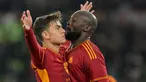 Pemain AS Roma Paulo Dybala (kiri) merayakan bersama rekan setimnya Romelu Lukaku usai mencetak gol ke gawang Udinese pada pertandingan sepak bola Serie A Liga Italia di Stadion Olimpiade Roma, Italia, Minggu (26/11/2023). (Alfredo Falcone/LaPresse via AP)