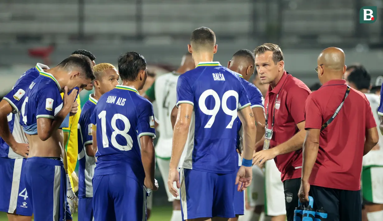 Pelatih Persib Bandung, Igor Tolic (kanan), memberikan arahan kepada para pemain saat jeda pertandingan final Piala Presiden 2026 melawan Persebaya Surabaya di Stadion Kapten I Wayan Dipta, Gianyar, Bali, Kamis (6/8/2026). Meski sempat memaksakan laga hingga adu tendangan penalti, Persib harus mengakui keunggulan Persebaya dengan skor 5-6 pada babak tos-tosan. (KapanLagi.com/Budy Santoso)