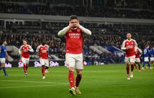 Viktor Gyokeres mencetak gol tunggal kemenangan Arsenal atas Everton lewat titik putih pada laga pekan ke-17 Premier League di Hill Dickinson Stadium, Minggu (21/12/2025) dini hari WIB. (AFP/Oli Scarff)