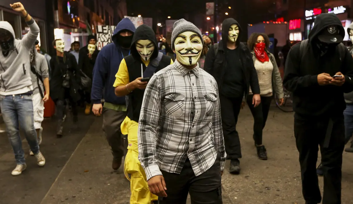 Demonstran dari kelompok aktivis online mengenakan Guy Fawkes saat menggelar aksi "Sejuta Topeng" di New York, Kamis (5/11/2015). Kelompok ini mengklaim akan menggelar aksi ini lebih dari 600 kota di dunia. (REUTERS/Shannon Stapleton)