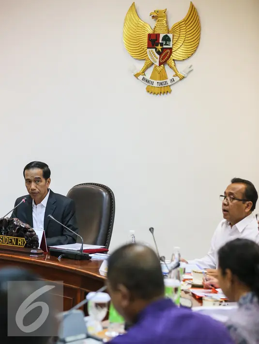 Presiden Joko Widodo memimpin rapat terbatas di Kantor Presiden, Jakarta, Jumat (8/1/2016). Rapat membahas pemanfaatan Ruang Udara di Selatan Pulau Jawa Terkait keselamatan dan peningkatan kapasitas keselamatan penerbangan. (Liputan6.com/Faizal Fanani)