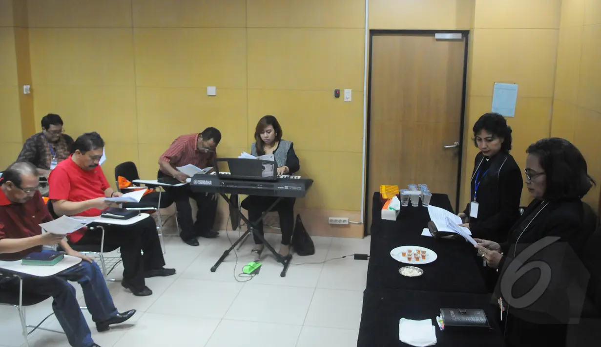 Para Tahanan Korupsi saat melakukan kebaktian  untuk merayakan kenaikan isa almasih di gedung Komisi Pemberantasan Korupsi (KPK), Jakarta, Jumat (3/4/2015). (Liputan6.com/Herman Zakharia)