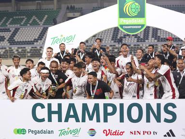 Para pemain dan staff Garudayaksa merayakan gelar juara dengan mengangkat piala setelah mengalahkan PSS Sleman 4-3 lewat adu penalti dalam babak final di Stadion Maguwoharjo, Sleman, pada Sabtu (9/5/2026) malam WIB.