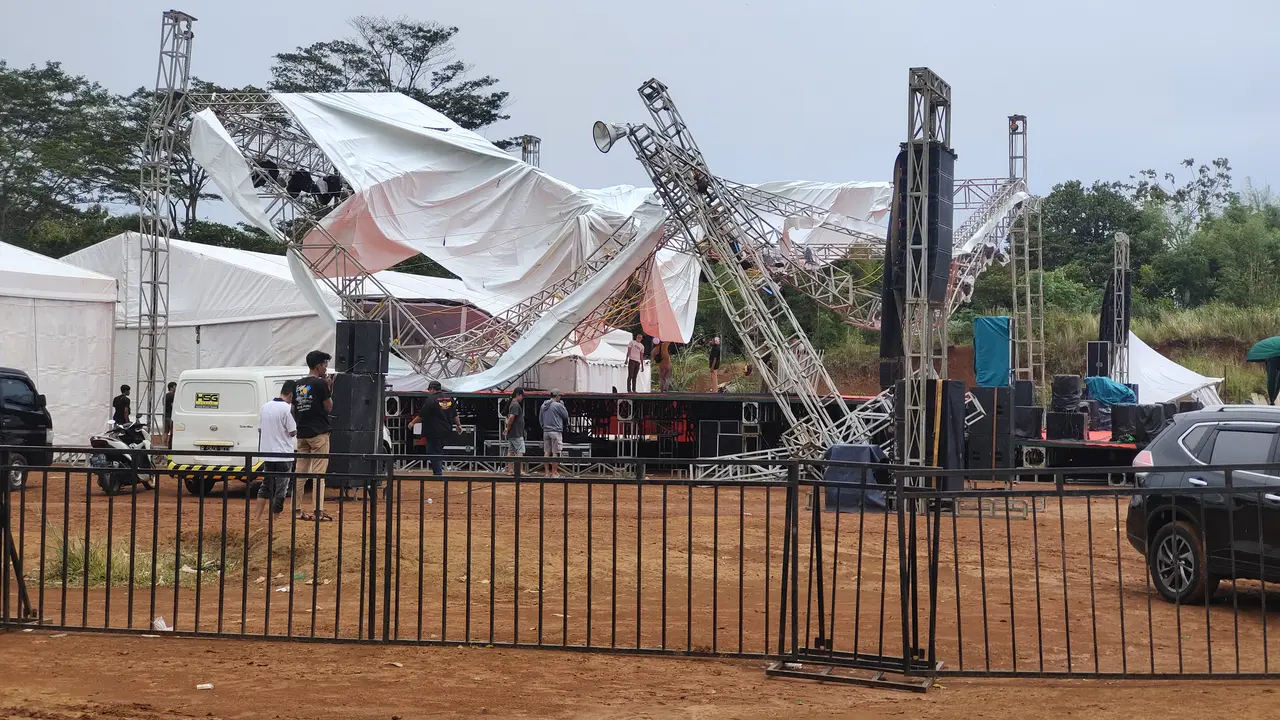 Panggung Pengajian roboh usai diterjang angin kencang di Lapangan Merah, Cipayung Jaya, Cipayung, Depok