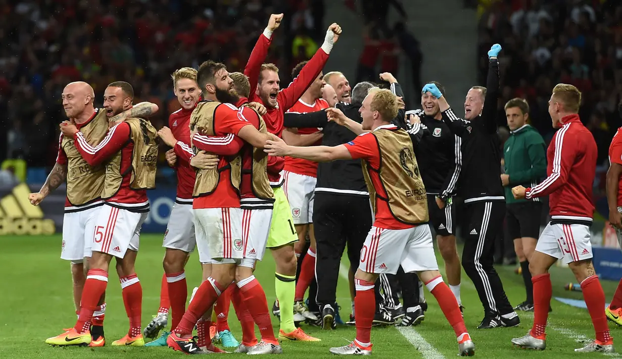 Para pemain dan Official Wales merayakan kemenangan timnya atas Belgia 3-1 pada perempat final Piala Eropa 2016 di Stade Pierre-Mauroy, Lille, Prancis, Sabtu (2/7/2016) dini hari WIB. (AFP/Paul Ellis)