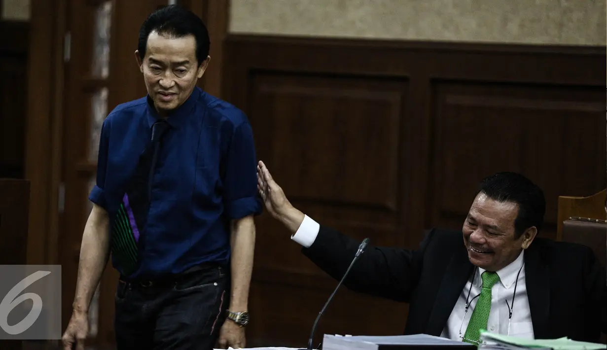 Darmawan Salihin, Ayah dari alm Mirna usai berbincang dengan pengacara Otto Hasibuan sebelum persidangan di PN Jakarta Pusat, Rabu (13/7). Sidang tersebut menampilkan video CCTV rekaman suasana kejadian di Kafe Olivier. (Liputan6.com/Faizal Fanani)