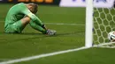 Penjaga gawang Timnas Belanda, Jasper Cillessen, tertunduk usai gagal menahan tendangan penalti pemain Argentina di laga semifinal Piala Dunia 2014, Sao Paolo, (10/7/2014). (REUTERS/Dominic Ebenbichler)